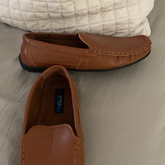 Tan boys slip on loafers size 5 - Picture 2 of 4
